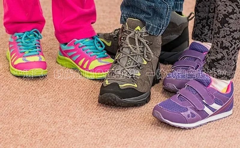 球速app官方入口梯哥哥科技**透气、时尚的黑色运动鞋：一体式镂空设计**